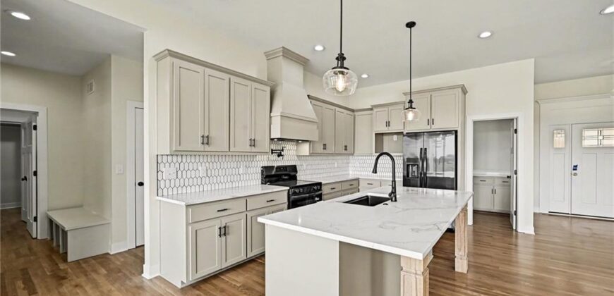 7203 92 Highway, Smithville, MO 64089