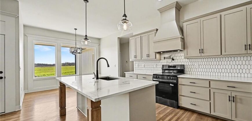 7203 92 Highway, Smithville, MO 64089