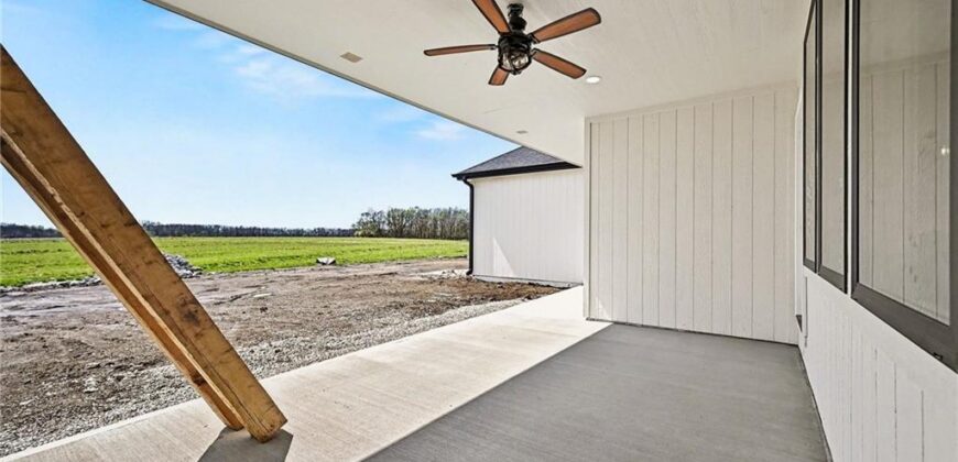 7203 92 Highway, Smithville, MO 64089