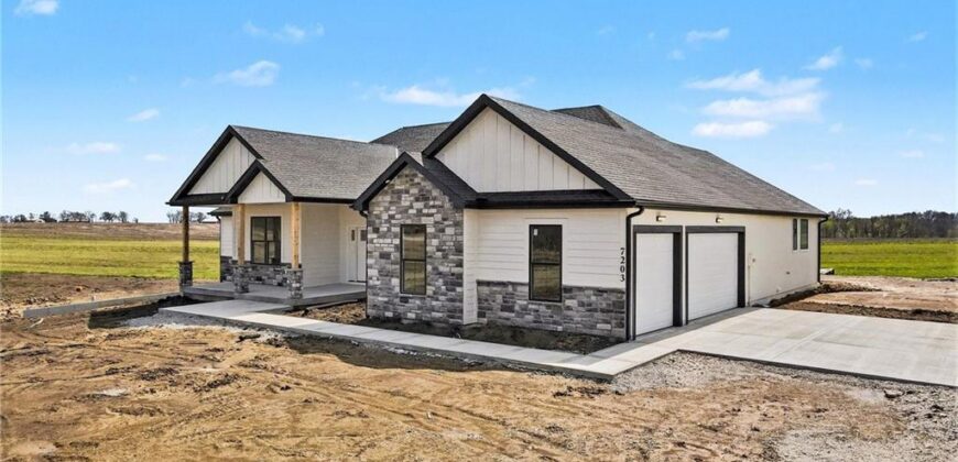7203 92 Highway, Smithville, MO 64089
