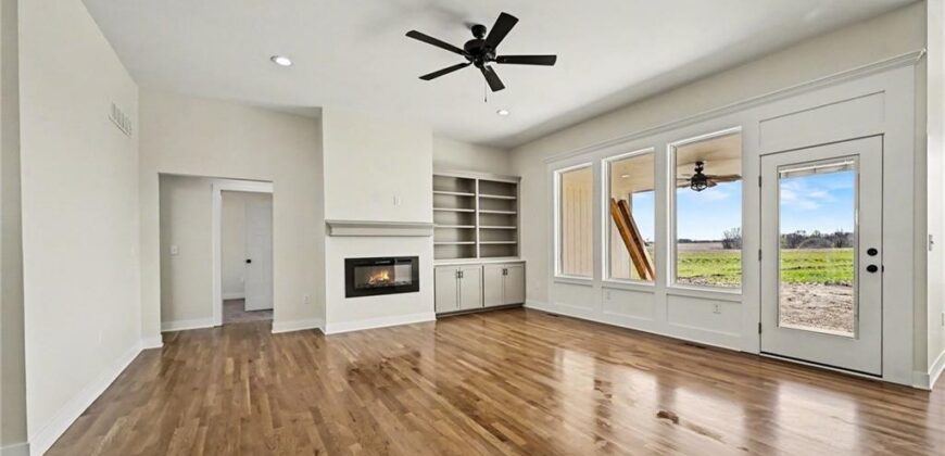 7203 92 Highway, Smithville, MO 64089