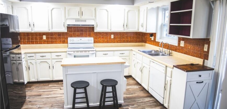 5506 NW Verlin Drive, Parkville, MO 64152