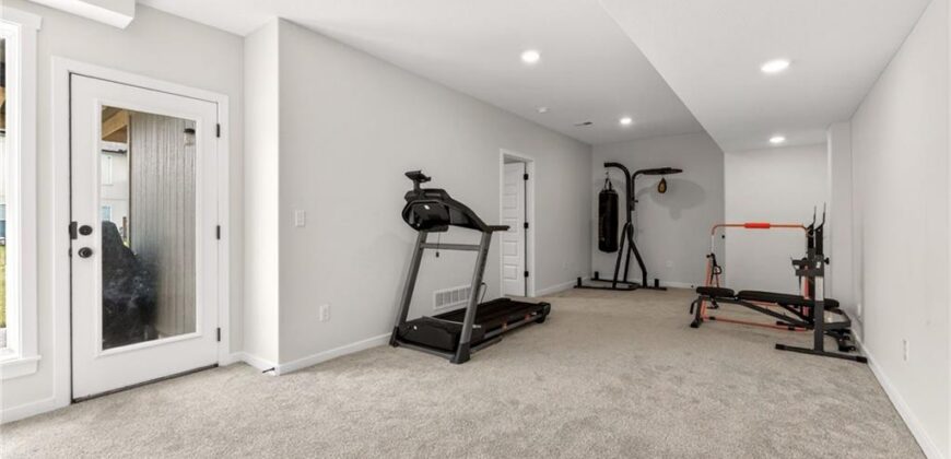 7643 N Sycamore Avenue, Kansas City, MO 64158
