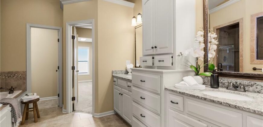 10312 N Tullis Drive, Kansas City, MO 64157