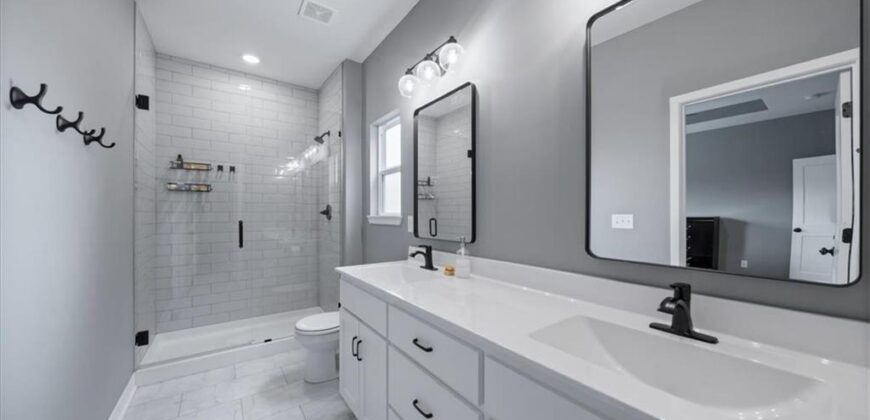 16083 Ryan Circle, Parkville, MO 64152