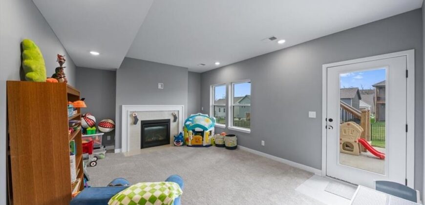 16083 Ryan Circle, Parkville, MO 64152