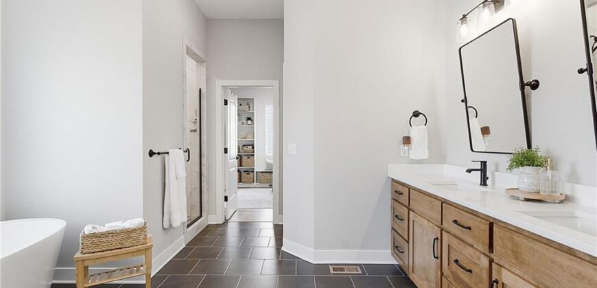 18120 N Peach Blossom Drive, Platte City, MO 64079