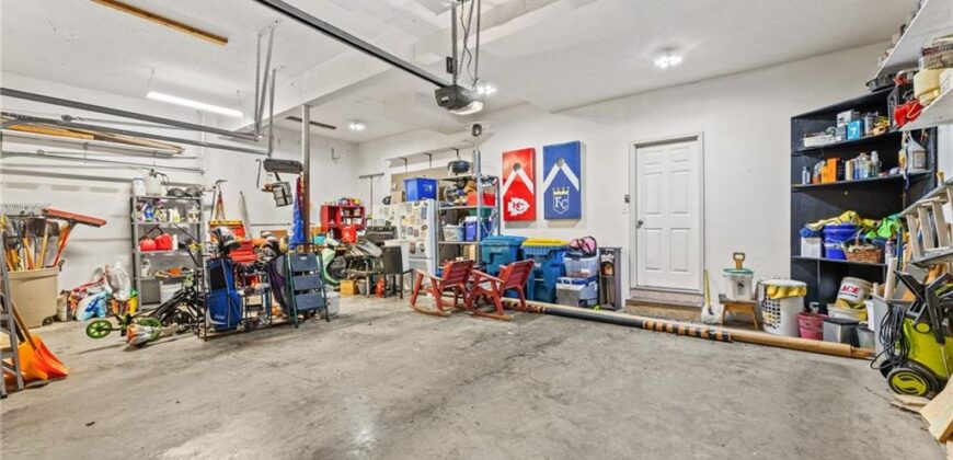 10400 River Hills Drive, Parkville, MO 64152