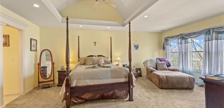 10400 River Hills Drive, Parkville, MO 64152