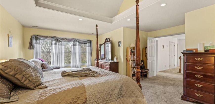 10400 River Hills Drive, Parkville, MO 64152