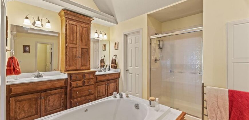 10400 River Hills Drive, Parkville, MO 64152