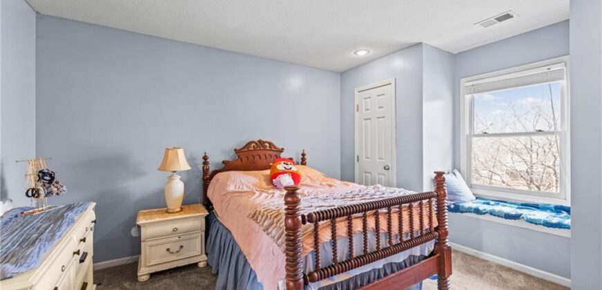 10400 River Hills Drive, Parkville, MO 64152