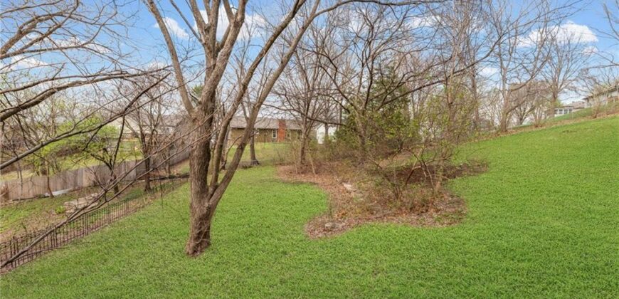 10400 River Hills Drive, Parkville, MO 64152