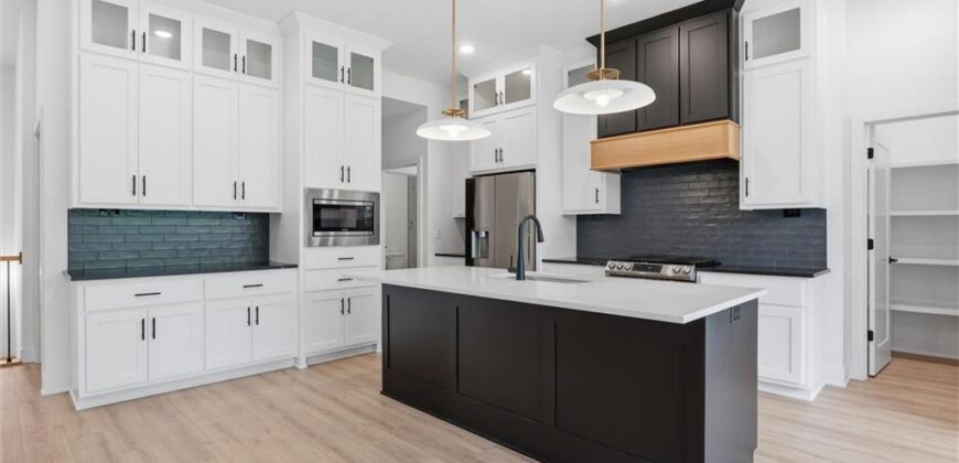 13446 Terrace Park Drive, Parkville, MO 64152