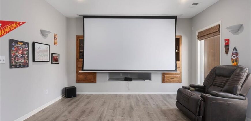 6180 N Nevada Avenue, Parkville, MO 64152