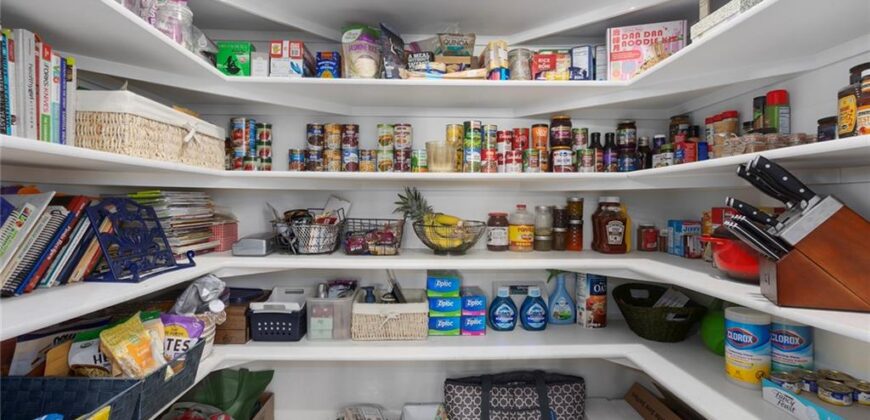 6180 N Nevada Avenue, Parkville, MO 64152