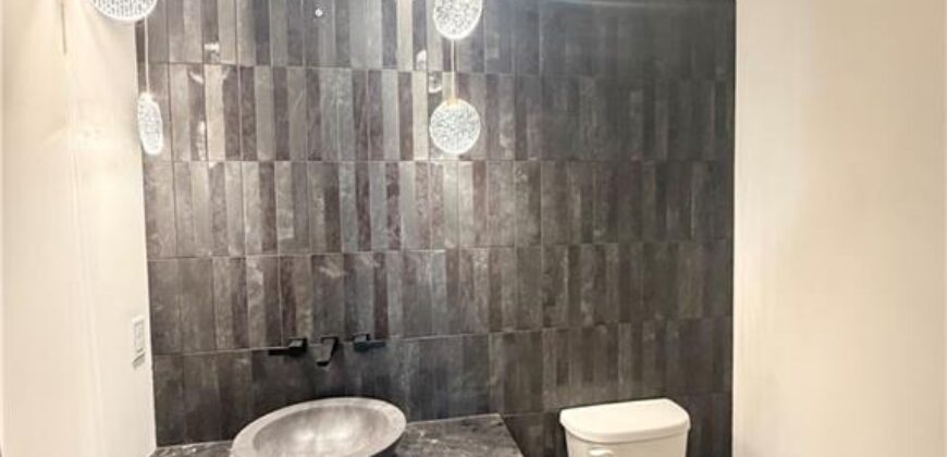 7470 NW Fawn Avenue, Parkville, MO 64152