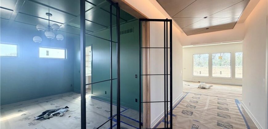 7470 NW Fawn Avenue, Parkville, MO 64152