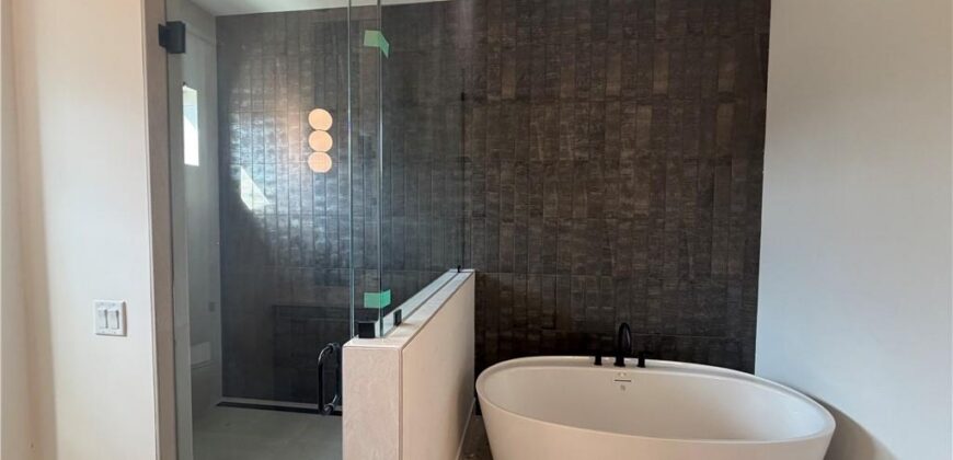 7470 NW Fawn Avenue, Parkville, MO 64152