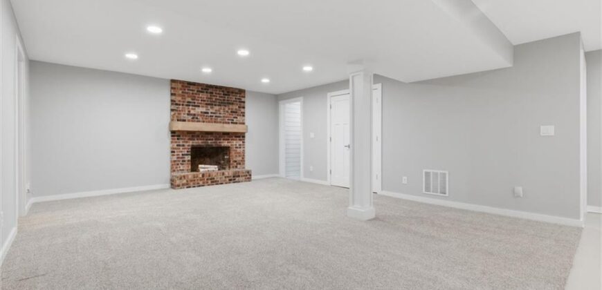 7401 NW Eastside Drive, Weatherby Lake, MO 64152