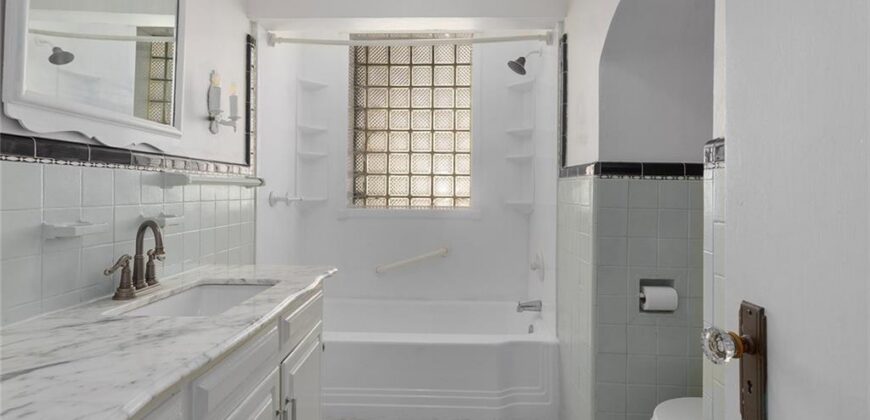 5707 N Robinhood Lane, Kansas City, MO 64151