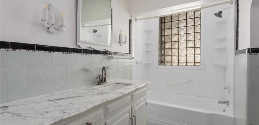 5707 N Robinhood Lane, Kansas City, MO 64151