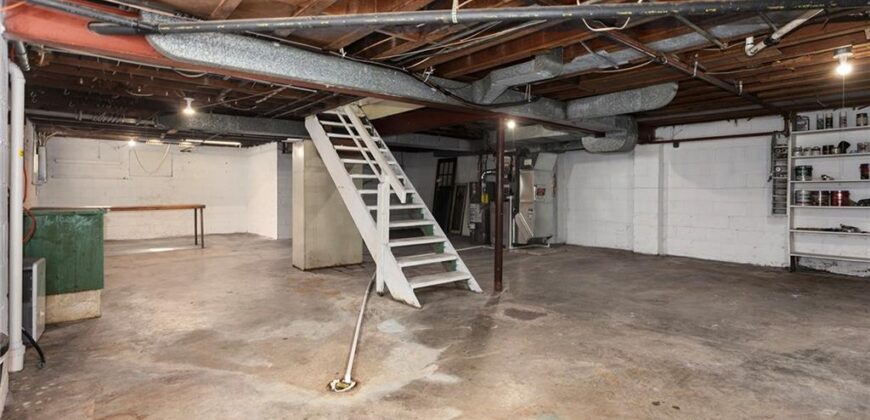 5707 N Robinhood Lane, Kansas City, MO 64151