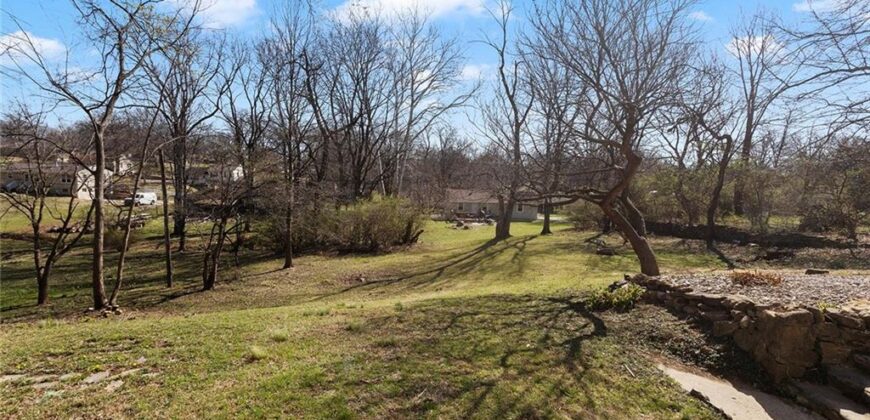 5707 N Robinhood Lane, Kansas City, MO 64151