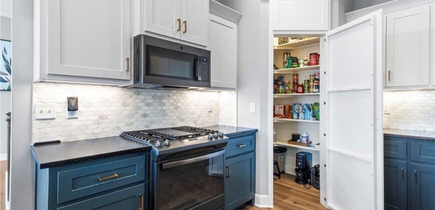 7425 NW Douglas Court, Parkville, MO 64152