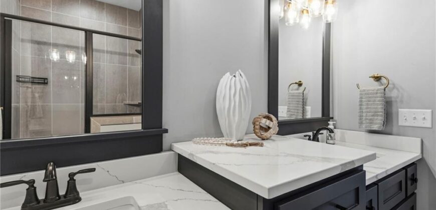 7425 NW Douglas Court, Parkville, MO 64152