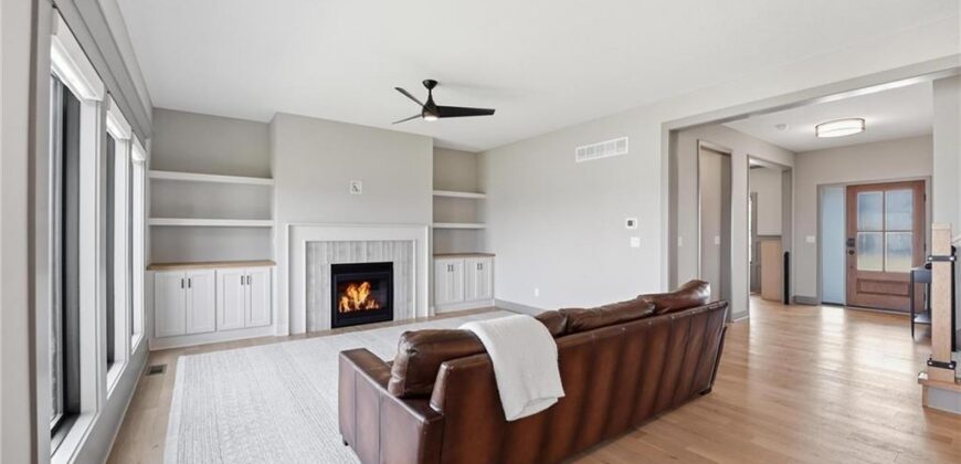 7080 NW Forest Lakes Drive, Parkville, MO 64152