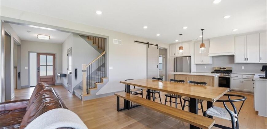 7080 NW Forest Lakes Drive, Parkville, MO 64152