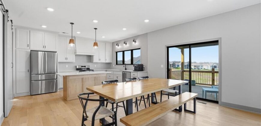 7080 NW Forest Lakes Drive, Parkville, MO 64152