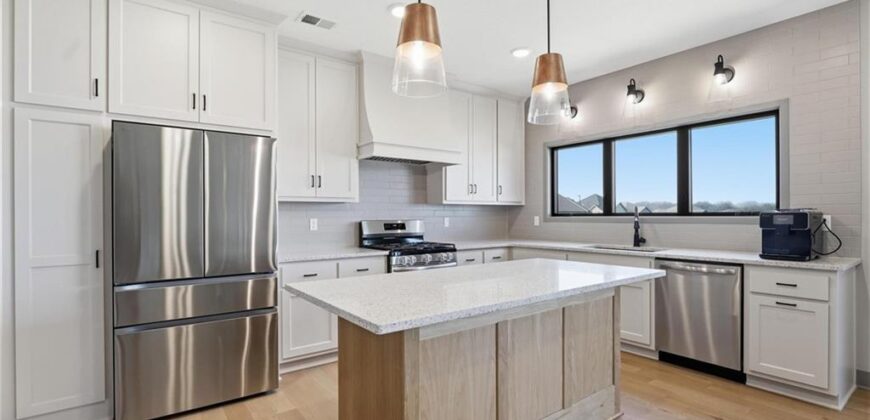 7080 NW Forest Lakes Drive, Parkville, MO 64152