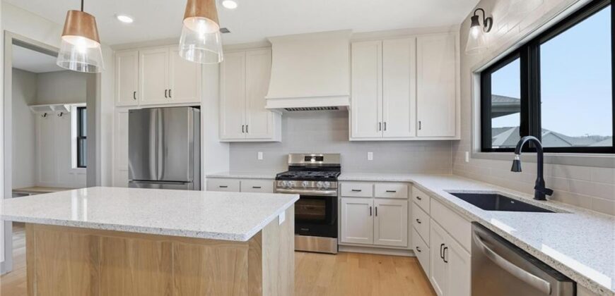 7080 NW Forest Lakes Drive, Parkville, MO 64152