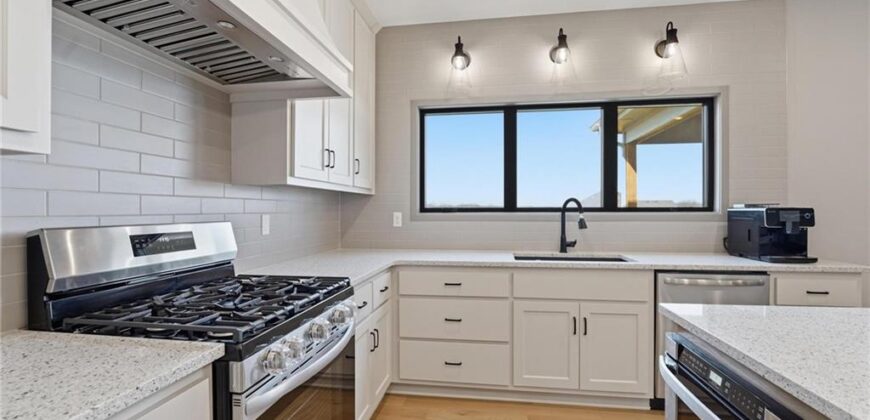 7080 NW Forest Lakes Drive, Parkville, MO 64152