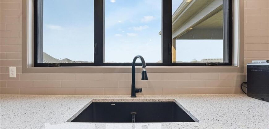 7080 NW Forest Lakes Drive, Parkville, MO 64152