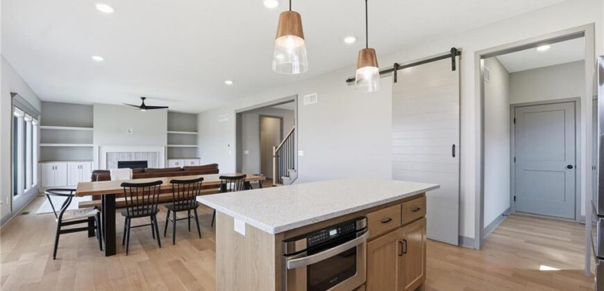 7080 NW Forest Lakes Drive, Parkville, MO 64152