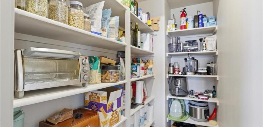 7080 NW Forest Lakes Drive, Parkville, MO 64152