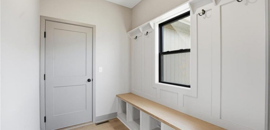 7080 NW Forest Lakes Drive, Parkville, MO 64152