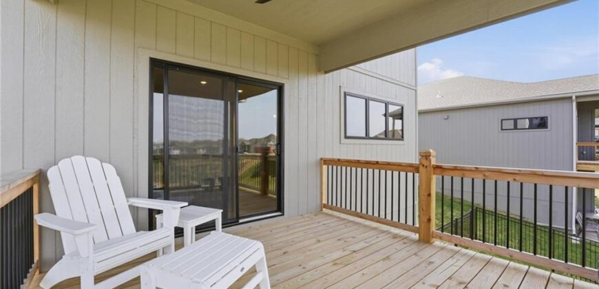 7080 NW Forest Lakes Drive, Parkville, MO 64152