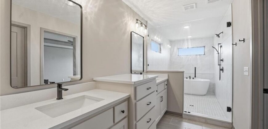 7080 NW Forest Lakes Drive, Parkville, MO 64152