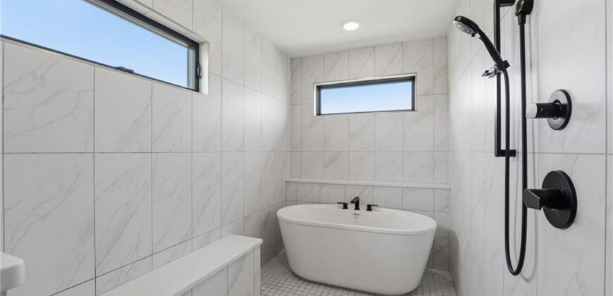 7080 NW Forest Lakes Drive, Parkville, MO 64152