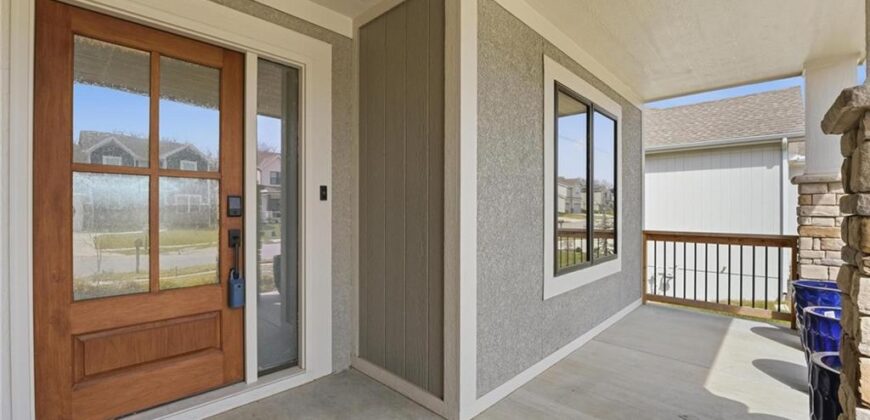 7080 NW Forest Lakes Drive, Parkville, MO 64152