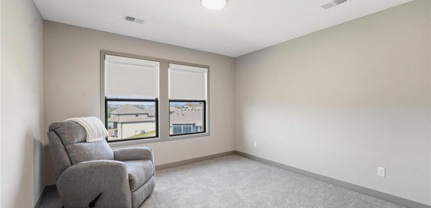 7080 NW Forest Lakes Drive, Parkville, MO 64152