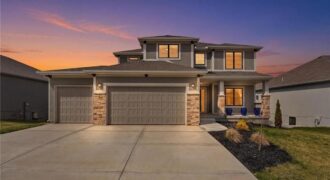 7080 NW Forest Lakes Drive, Parkville, MO 64152