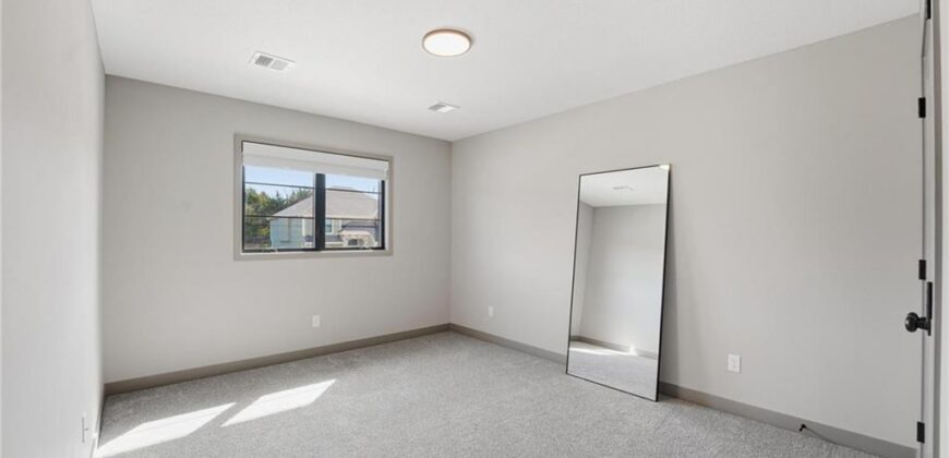 7080 NW Forest Lakes Drive, Parkville, MO 64152