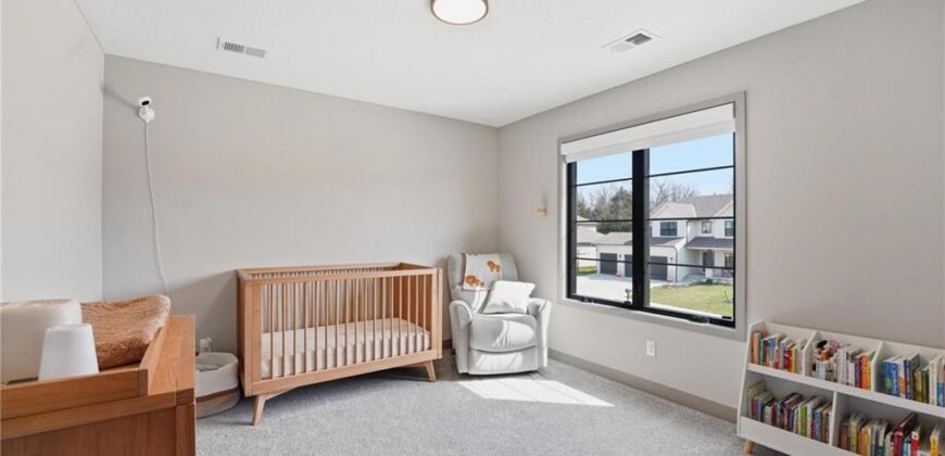 7080 NW Forest Lakes Drive, Parkville, MO 64152