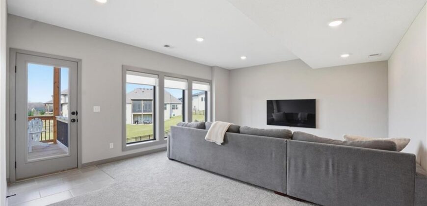 7080 NW Forest Lakes Drive, Parkville, MO 64152