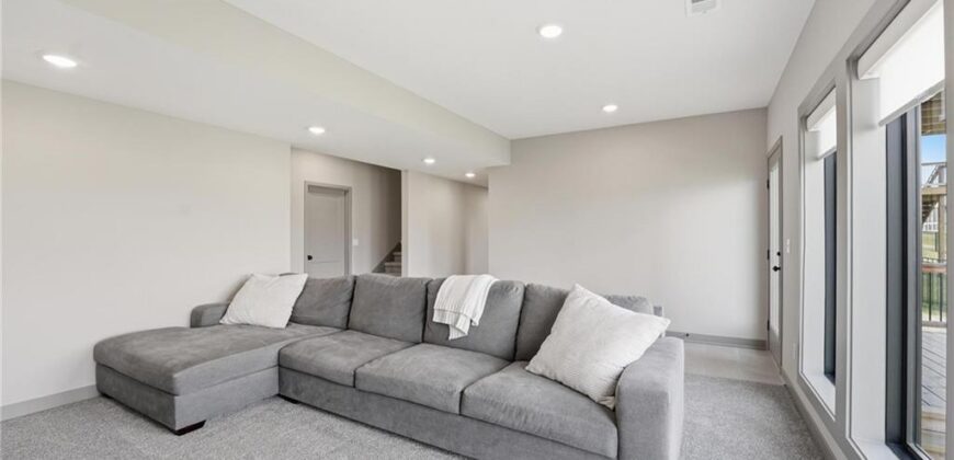 7080 NW Forest Lakes Drive, Parkville, MO 64152